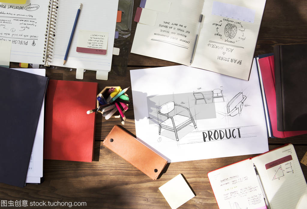 工作桌上的办公用品与计算机网络系统